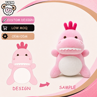 Peluche de dinosaure rose de dessin animé avec un ventre blanc et une crête rouge sur la tête