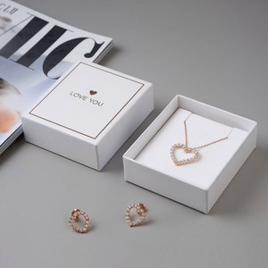 Boîte d'emballage pour boucles d'oreilles en forme de cœur recyclable avec logo personnalisé, boîtes cadeaux rigides en carton pour colliers et bijoux de luxe - Product Image 1
