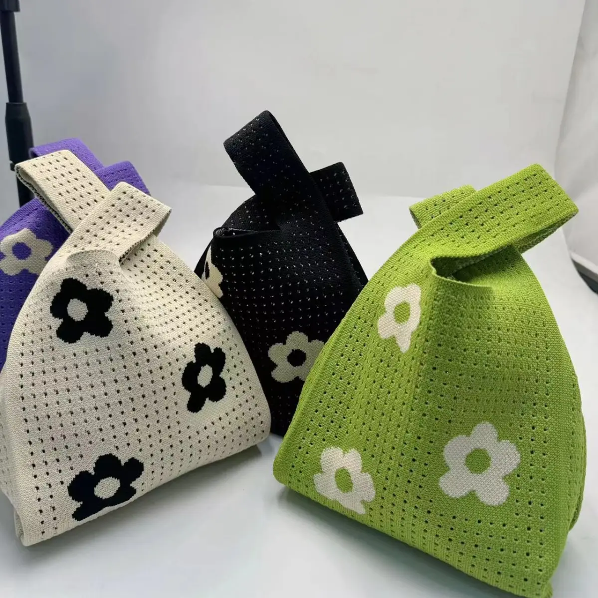 Vente en gros de sacs à main en tricot avec logo personnalisé sac fourre-tout en tricot à carreaux avec petites fleurs évidées pour l'extérieur