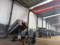 Camion de distribution d'aliments TMR à trois roues, structure compacte, pour l'alimentation des petits bétail et des moutons dans les pâturages.