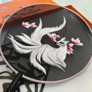 Éventail en bambou brodé, motif floral traditionnel, écologique, portable, artisanal, style Japandi, motifs sculptés publicitaires - Product Image 3