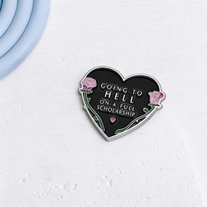 Broche en émail métallique de haute qualité en forme de cœur noir avec motif de rose, broches Going Hell Full Scholarship pour vêtements et sacs - Product Image 3