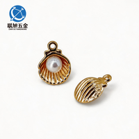 Étiquette personnalisée Lianxu OEM ODM avec logo de marque, style océan, perle, coquillage, breloque en alliage de zinc plaqué, accessoires métalliques DIY
