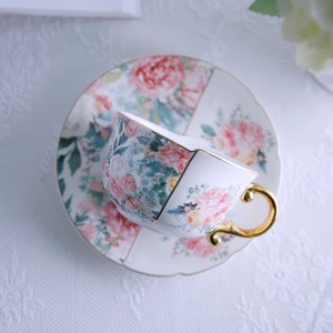 ถ้วยกาแฟเซรามิกดีไซน์สวยงามพร้อมจานรอง - ลายดอกโบตั๋นสีน้ำ ด้ามจับสีทอง รูปทรงไม่สมมาตร - Product Image 4