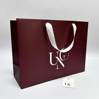 Sac en papier rouge vin avec logo monogramme imprimé sur mesure, ruban en satin blanc, plusieurs tailles, pour emballage de coffret cadeau beauté