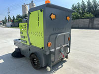 Machine de balayage autopropulsée avec suppression de la poussière par pulvérisation pour le nettoyage des entrepôts, des parcs logistiques, des centres commerciaux et des sols d'usine