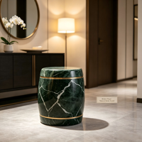Table d'appoint de luxe en marbre vert foncé en forme de tonneau avec anneaux métalliques dorés polis et veinage blanc spectaculaire. Salon Moderne