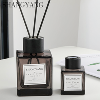 Flacons diffuseurs de parfum carrés élégants et luxueux en verre transparent de 100 ml avec bouchon à vis et bâtonnets en rotin