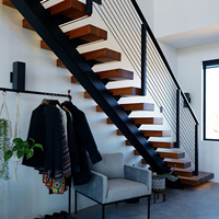 Escalier de villa moderne à une seule rampe avec garde-corps en verre, gain de place, pour grenier intérieur