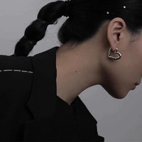 Boucles d'oreilles Gaovo Niche Polished Heart Huggie pour femmes, minimalistes, polyvalentes, de luxe, résistantes au ternissement, bijoux d'oreille tendance