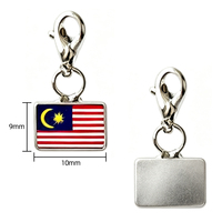 Pendentif en alliage plaqué or et argent avec breloque drapeau national en émail, fermoir mousqueton, souvenir de voyage, accessoire pour bracelet et clés, vente en gros