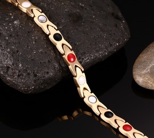 Pulsera de Energía Cuántica con Cadena y Eslabones Geométricos de Acero Inoxidable Chapado en Oro de 18K, con Iones Negativos y Energía Escalar - Product Image 5