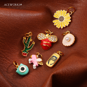 Galerie Whimsy Pop |   Pendentif en acier inoxydable plaqué or 18 carats PVD avec émail vibrant |   Imperméable, hypoallergénique et résistant au ternissement - Product Image 2