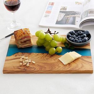 Planche à découper et à servir en bois d'olivier de luxe avec résine époxy bleue pour charcuterie, fromage, fruits - Product Image 2