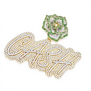 Colgante de letra de cristal con moissanita verde + dije chapado en plata 925, joyería de aleación brillante - Product Image 1