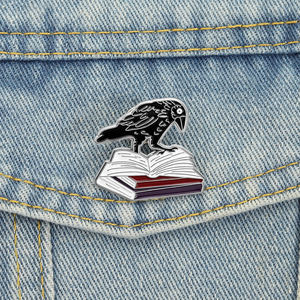 Pin de Esmalte de Cuervo y Libro, Broche de Arte Gótico Punk, Diseño de Cuervo Lector, Insignia para Mochila, Joyería de Moda al por Mayor - Product Image 1