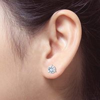Серьги-гвоздики из золота 14 карат с выращенными в лаборатории бриллиантами для женщин, 1 карат (цвет D-E-F, чистота SI1-SI2, общая весность камней), с креплением на 3 крапанах типа «Мартини», с закручивающейся застежкой.