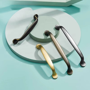 Poignées <span class=keywords><strong>de</strong></span> tiroir <span class=keywords><strong>de</strong></span> luxe en laiton brossé doré, poignées <span class=keywords><strong>de</strong></span> meuble en laiton massif pour armoires <span class=keywords><strong>de</strong></span> cuisine et placards, quincaillerie <span class=keywords><strong>de</strong></span> tirage - Product Image 1