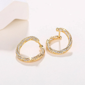 Orecchini Circolari Scultorei per Donne, Dettagli Scintillanti, Gioielli di Moda Tridimensionali - Product Image 4