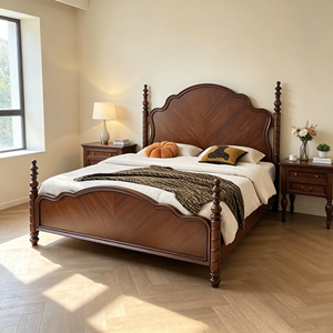 Base de Cama Tradicional de Madera Tamaño Queen con Acabado en Caoba y Postes Tallados - Product Image 5