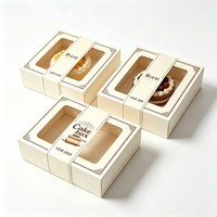 Boîte cadeau de pâtisseries orientales de luxe, assortiment de desserts arabes avec pistaches et noix, emballage alimentaire avec fenêtre transparente
