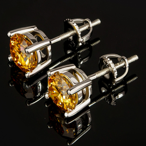 Clásicos Pendientes de Plata 925 para Mujer con Moissanita de 5mm/6.5mm, Corte Brillante, Engaste GRAClaw, Bañados en Oro, Color Champán - Product Image 3