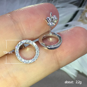 Boucles d'oreilles clous géométriques en zircon creux avec serti circulaire pour un usage quotidien - Product Image 5