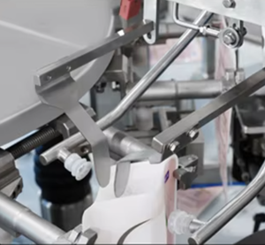 เครื่องบรรจุและห่อสารทำความสะอาดอัตโนมัติ HL8DS 50-3000 มล. คุณภาพสูง ความแม่นยำสูง ควบคุมด้วย PLC สำหรับอาหารเกรด - Product Image 3