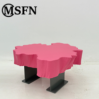 Tabouret d'appoint sculptural d'art moderne en polyuréthane souple texturé, bord irrégulier, base métallique, personnalisable pour écoles