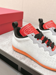 รองเท้าลำลองแบบมีรูระบายอากาศสีขาวแดงสไตล์เรโทร หนังแท้ ระบายอากาศได้ดี น้ำหนักเบา เหมาะสำหรับผู้ชายและผู้หญิง ใส่เดินทางได้ - Product Image 5