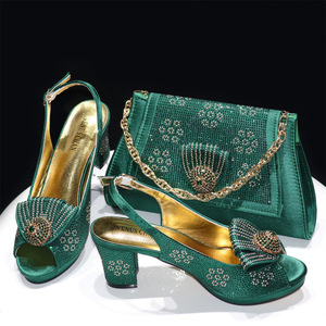 Ensemble de chaussures et sac pour femme, sandales à bout ouvert et pochette (souple) style italien, pour l'exportation - Product Image 6