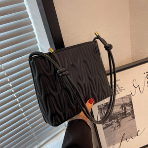 [37 000 personnes ont récolté ce produit] Nouveau style <span class=keywords><strong>2022</strong></span> Sac seau pour femme en PU uni avec fermeture éclair, design plissé, pour les loisirs et les voyages - Product Image 6