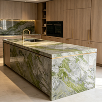 Dalle de quartzite vert poli de luxe, veines ondulées naturelles, finition haute brillance, pour plateau de table à manger moderne et décoration murale et de sol intérieure
