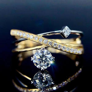 Anello di Fidanzamento da Donna T0404 in Oro Massiccio 18K con Diamante Taglio Brillante Rotondo Colore D Naturale e Diamanti Laterali - Product Image 2