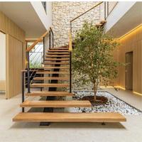 Escalier monodirectionnel design à l'aspect flottant avec structure en acier et marches en bois pour intérieur moderne