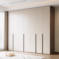 Armoire blanche moderne en verre et métal avec poignées, armoire à portes battantes, meuble de chambre à coucher