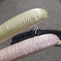 Cintre en bois rembourré en satin noir pour boutique
