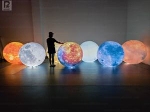 Décoration lunaire géante gonflable bleue à LED, éclairant l'espace, pour musée scientifique/événement nocturne/fête sur le thème de l'espace cosmique - Product Image 3