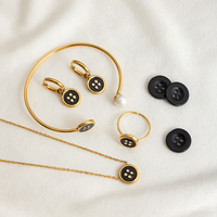 Parure de bijoux émaillés noir et blanc pour femme, en acier inoxydable plaqué or 18 carats, avec bouton émaillé, perle CZ, bracelet ouvert, collier et bague