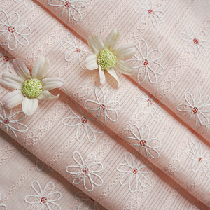 Tissu en coton imprimé avec broderie florale - Product Image 2