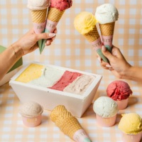 Kit complet d'emballage personnalisé pour crème glacée : manchons imprimés sur mesure, gobelets en papier et bacs à gelato pour chaînes de desserts