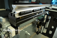 Prensa Plegadora 210T3200 DA69S con Programación Gráfica 3D y Seguidor para Plegado de Racks de Centros de Datos