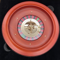 Vente en gros de qualité Nouveau design Roulette russe 11 pouces rouge en bois massif durable pour les jeux de bar