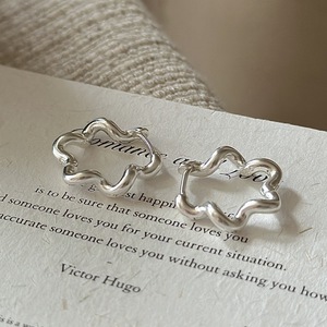 أقراط فضية عيار 925 على شكل زهرة صغيرة بتصميم بسيط وأنيق على الطراز الكوري، هدية مجوهرات للنساء في أعياد الميلاد - Product Image 1