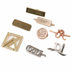Großhandel Custom Engraved Brand Letters Name Runde Kleidungs stück Zubehör Metall Logo Etiketten Tag für Kleidung - Product Image 1