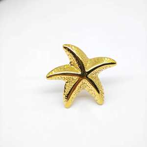 แหวนอัลลอยด์โคบอลต์-โครเมียมชุบทอง 18K ของ UM Jewelry ได้รับการรับรองจาก NGTC ดีไซน์ทันสมัย ขายส่ง เหมาะสำหรับทุกเพศ/ผู้ชาย/ผู้หญิง สวมใส่ได้ทุกวัน ฉลองวันครบรอบ - Product Image 2