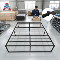 Cadre de lit king size en métal de luxe avec sommier à lattes de haute qualité, accessoire et pièce de rechange pour l'assemblage en usine de meubles de chambre