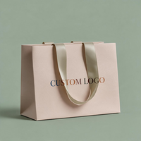 Sac en papier blanc de luxe personnalisé avec logo en feuille d'or pour le shopping, les cadeaux, les vêtements, les robes, l'emballage avec poignée
