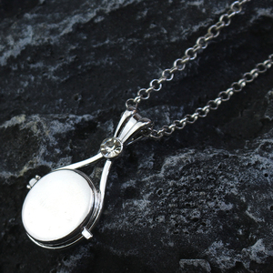 Collier Anime H2O tendance avec pendentif médaillon chaîne à maillons et empreintes de pas dans le sable, pour femmes fans de cosplay, 'Just Add Water' - Product Image 3
