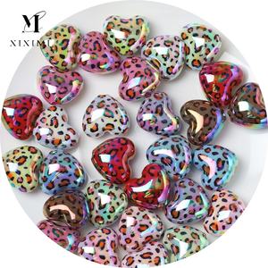 Vente chaude 21*25mm Acrylique Solide Impression Léopard UV AB Coeur Perles pour Chunky Collier Perlable Stylo Téléphone Chaînes Fabrication de Bijoux - Product Image 1